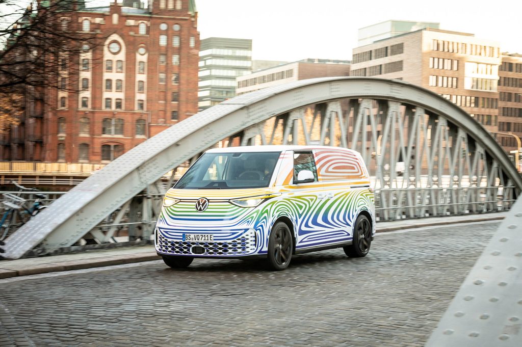 Ein Auto fährt über eine Brücke in der Speicherstadt