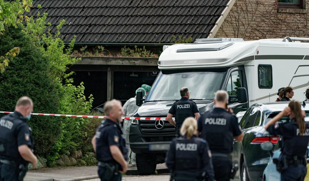 Polizisten vor Absperrband eines Tatorts in Dänischenhagen