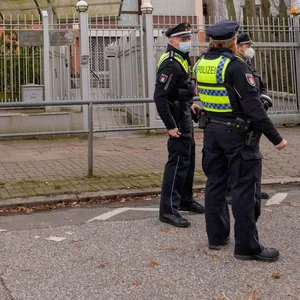Polizisten vor dem russischen Generalkonsulat am Feenteich in Hamburg-Uhlenhorst (Archivbild).