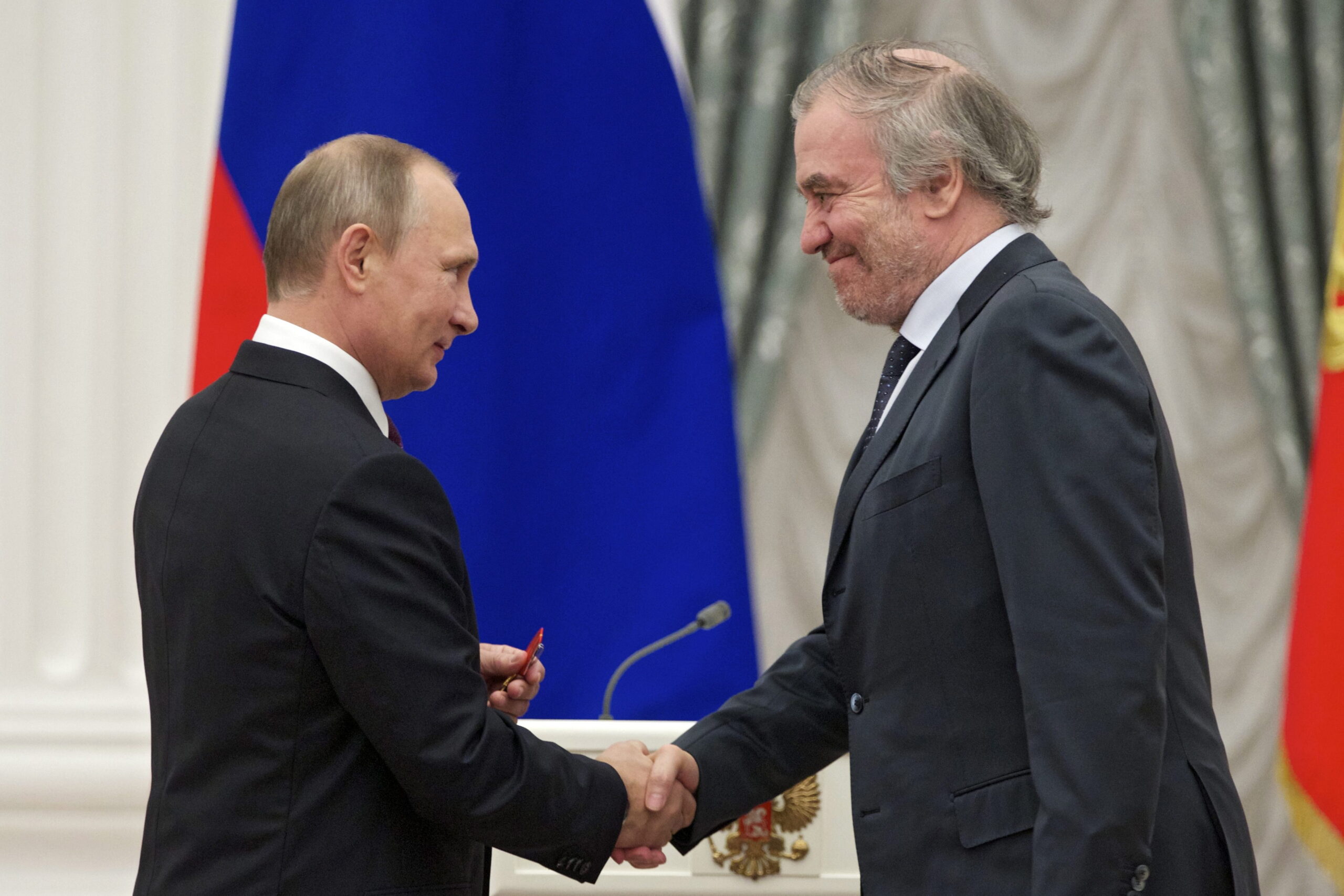 Waleri Gergijew (r.) gilt als als Freund und Unterstützer Wladimir Putins. (Archivbild)