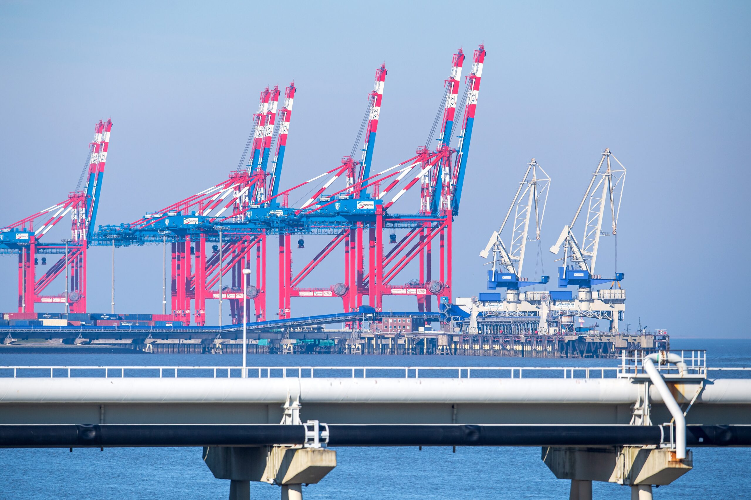 Der Jade-Weser-Port mit den Rohren der Tankerlöschbrücke im Vordergrund.