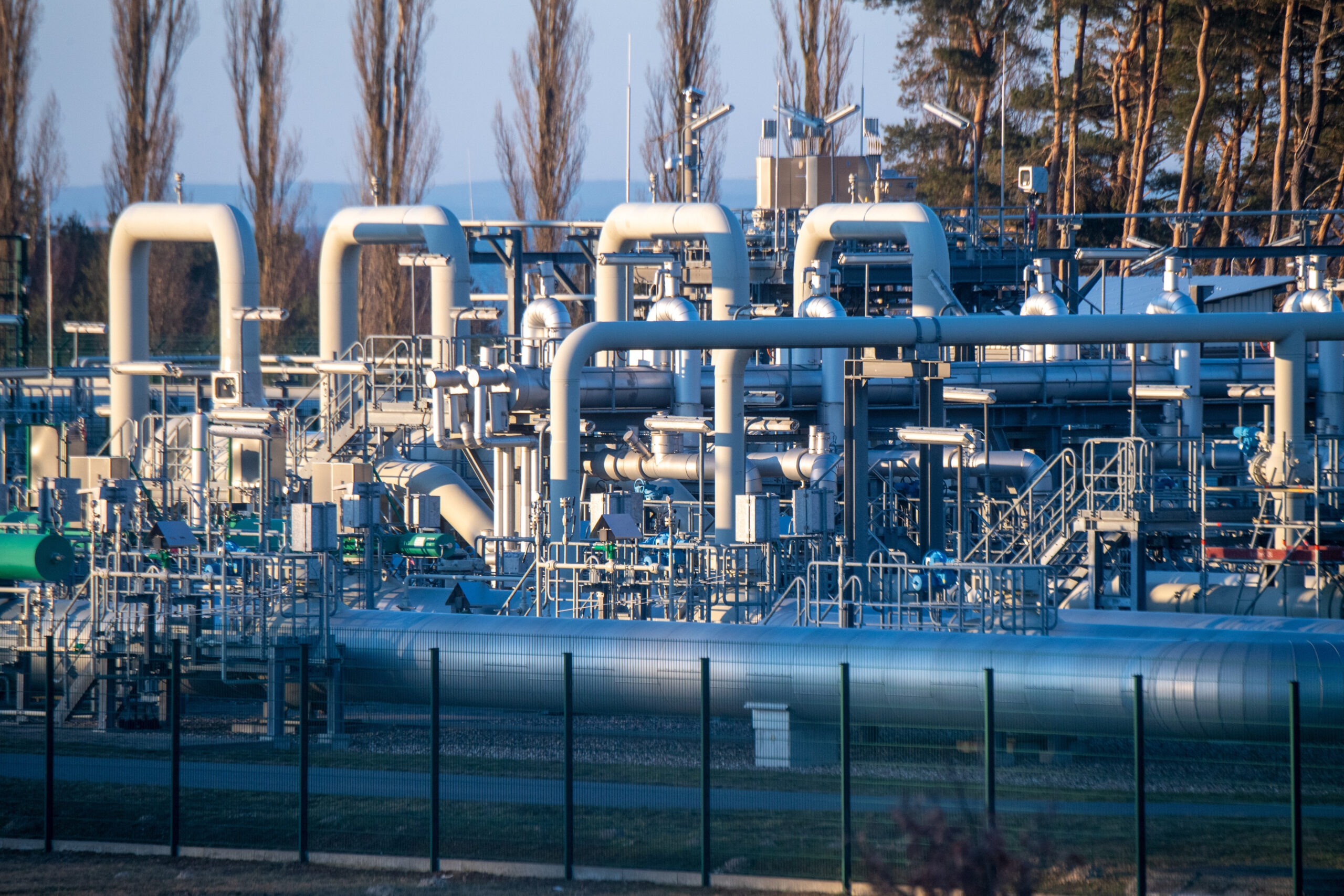 Blick auf Rohrsysteme und Absperrvorrichtungen in der Gasempfangsstation der Ostseepipeline Nord Stream 1