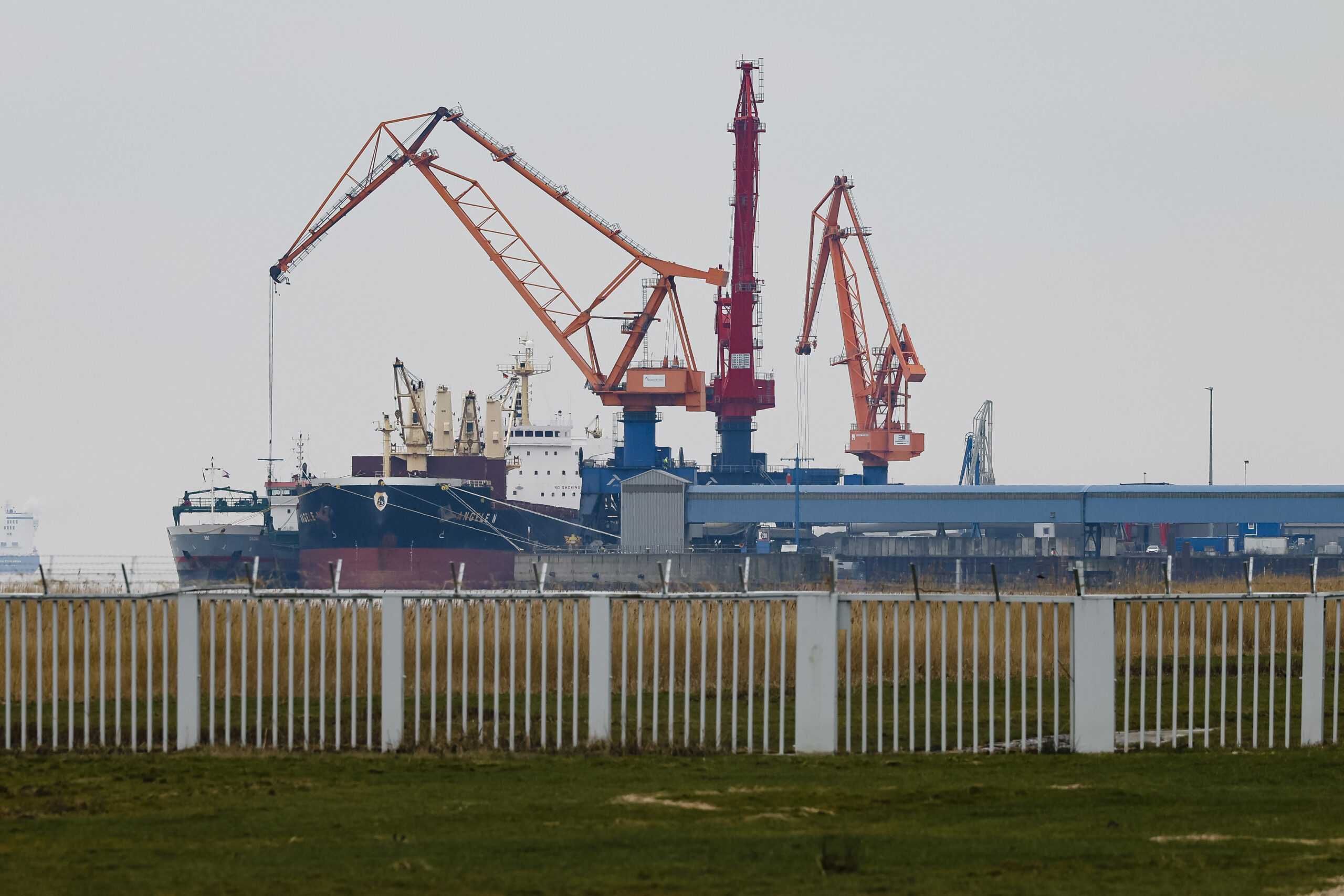 Schiffe werden in Brunsbüttel be- und entladen. In unmittelbarer Nachbarschaft soll ein neues LNG-Terminal entstehen.