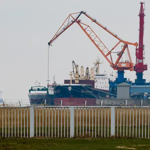 Schiffe werden in Brunsbüttel be- und entladen. In unmittelbarer Nachbarschaft soll ein neues LNG-Terminal entstehen.