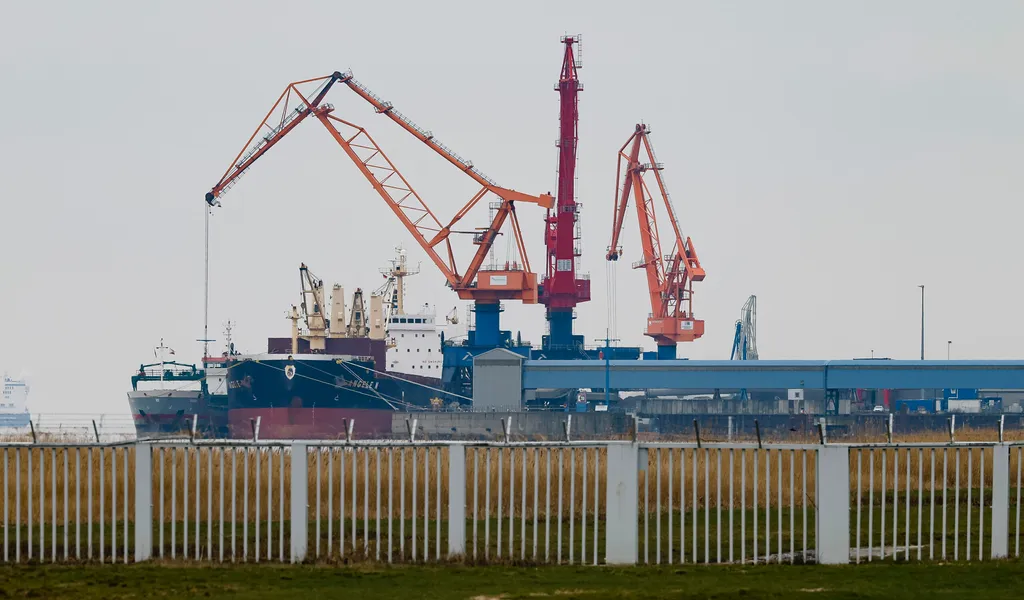 Schiffe werden in Brunsbüttel be- und entladen. In unmittelbarer Nachbarschaft soll ein neues LNG-Terminal entstehen.