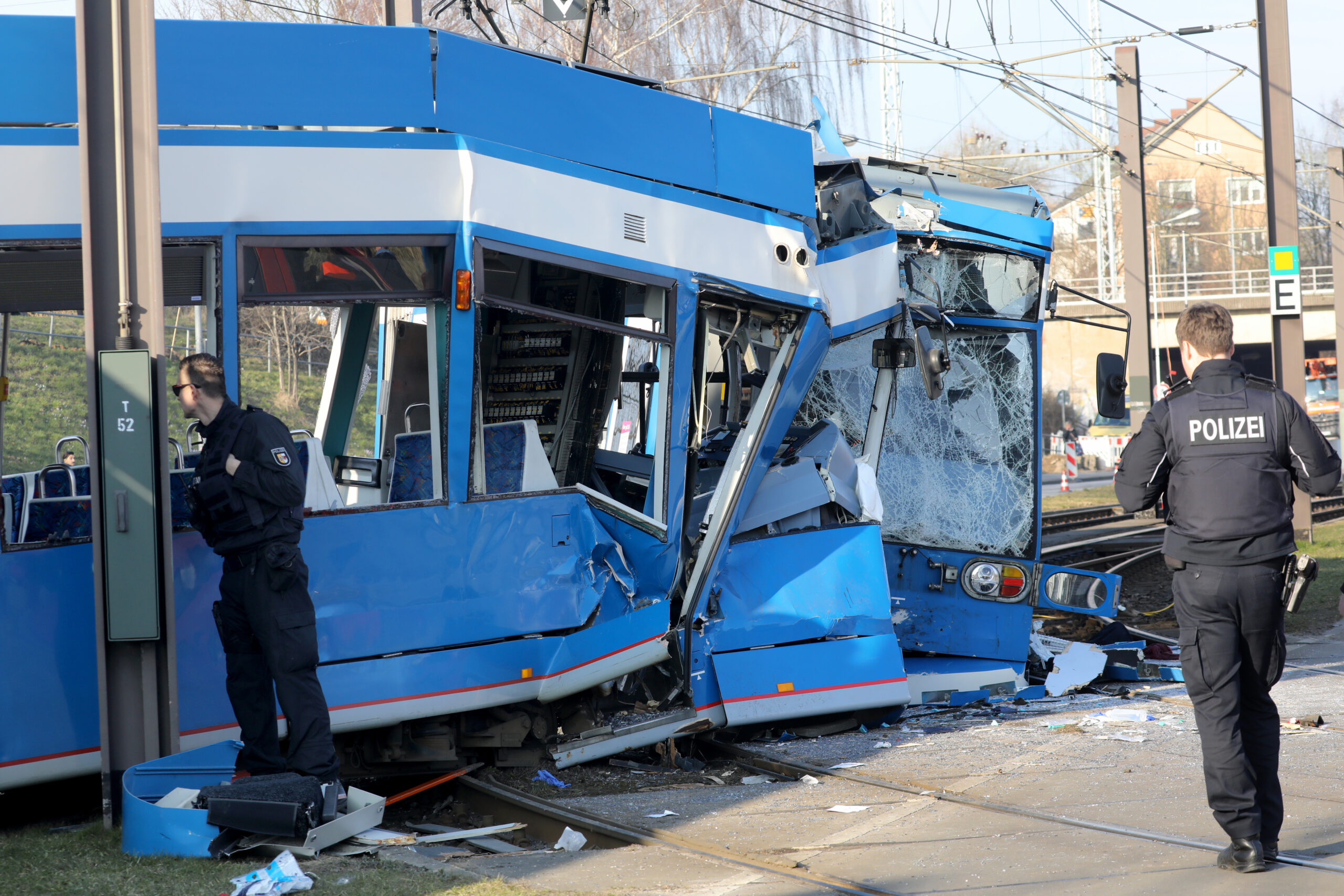 Rostock: Nach einem Zusammenstoß von zwei Straßenbahnen sichern Polizisten die Unfallstelle.