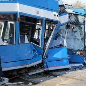 Rostock: Nach einem Zusammenstoß von zwei Straßenbahnen sichern Polizisten die Unfallstelle.