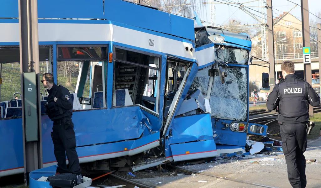 Rostock: Nach einem Zusammenstoß von zwei Straßenbahnen sichern Polizisten die Unfallstelle.