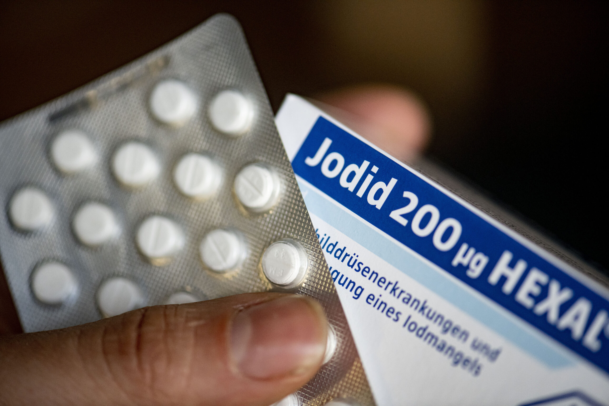 Eine Person hält eine Packung Jodid-Tabletten in der Hand. Deren Nachfrage ist zuletzt stark gestiegen. (Symbolbild)