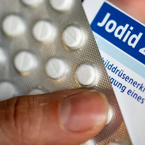Eine Person hält eine Packung Jodid-Tabletten in der Hand. Deren Nachfrage ist zuletzt stark gestiegen. (Symbolbild)