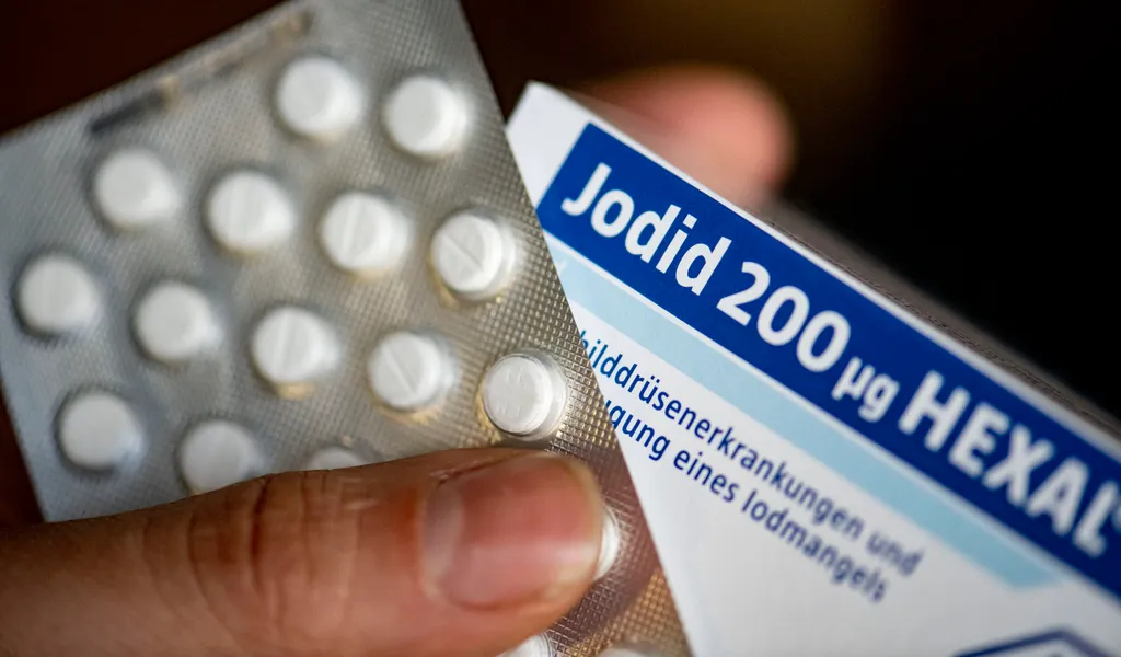 Eine Person hält eine Packung Jodid-Tabletten in der Hand. Deren Nachfrage ist zuletzt stark gestiegen. (Symbolbild)