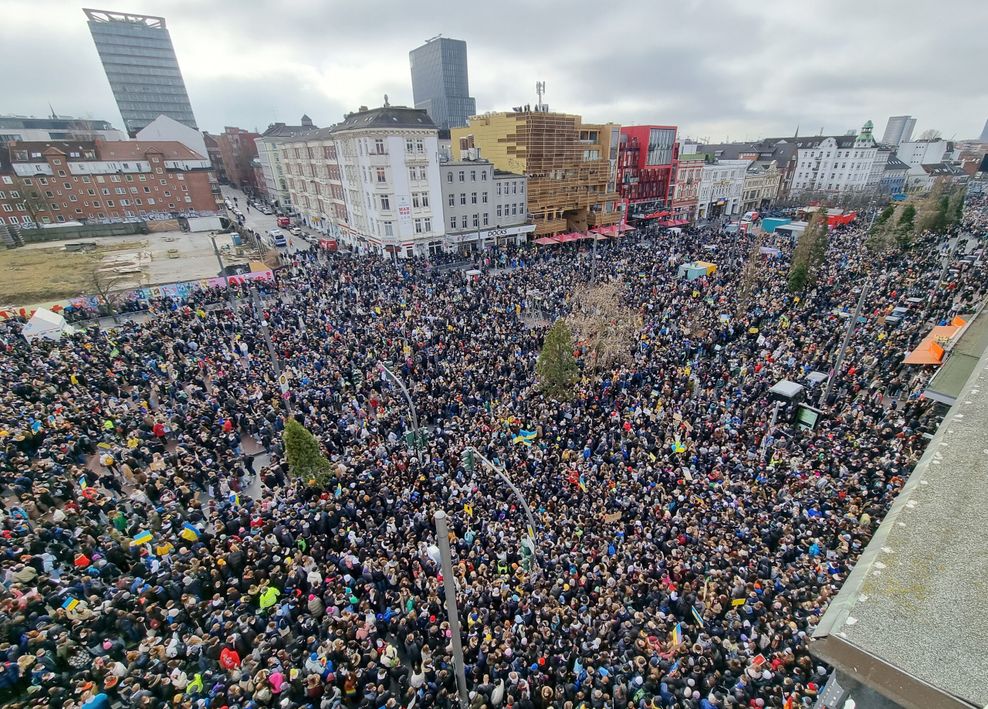 Mehrere tausend Demonstranten stehen bei einer Kundgebung auf dem Spielbudenplatz und der Reeperbahn im Stadtteil St. Pauli zusammen