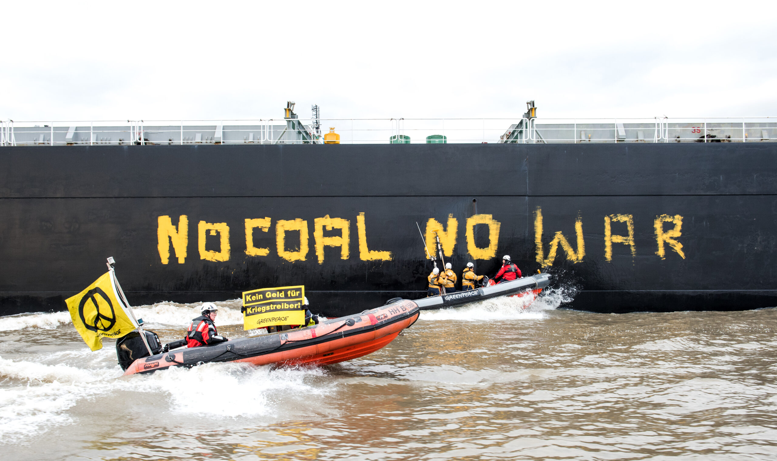 Greenpeace hat am Freitag einen russischen Kohlefrachter im Hamburger Hafen blockiert.