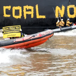 Greenpeace hat am Freitag einen russischen Kohlefrachter im Hamburger Hafen blockiert.