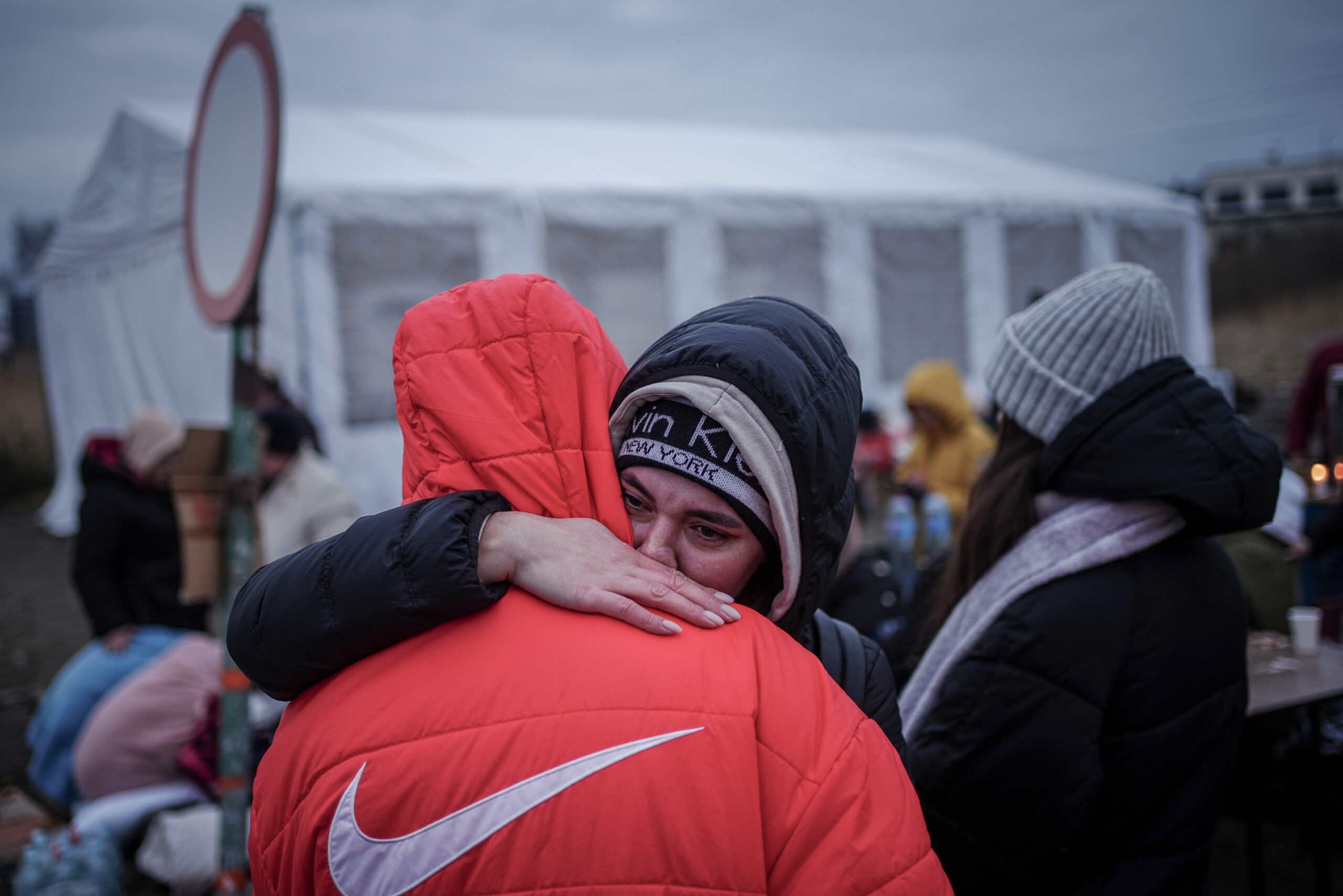 Menschen fliehen aus der Ukraine