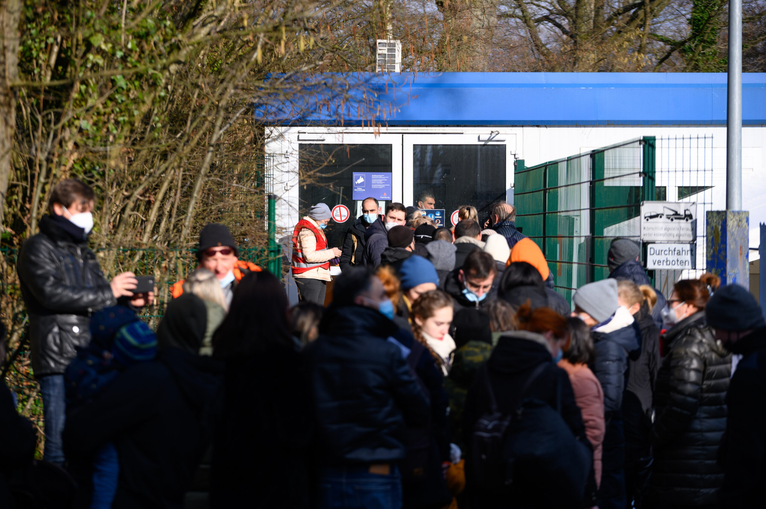 Zahlreiche Geflüchtete stehen in einer Schlange zur Registrierung am Ankunftszentrum Rahlstedt.