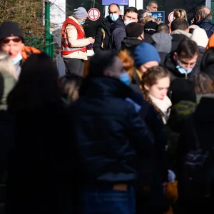 Zahlreiche Geflüchtete stehen in einer Schlange zur Registrierung am Ankunftszentrum Rahlstedt.