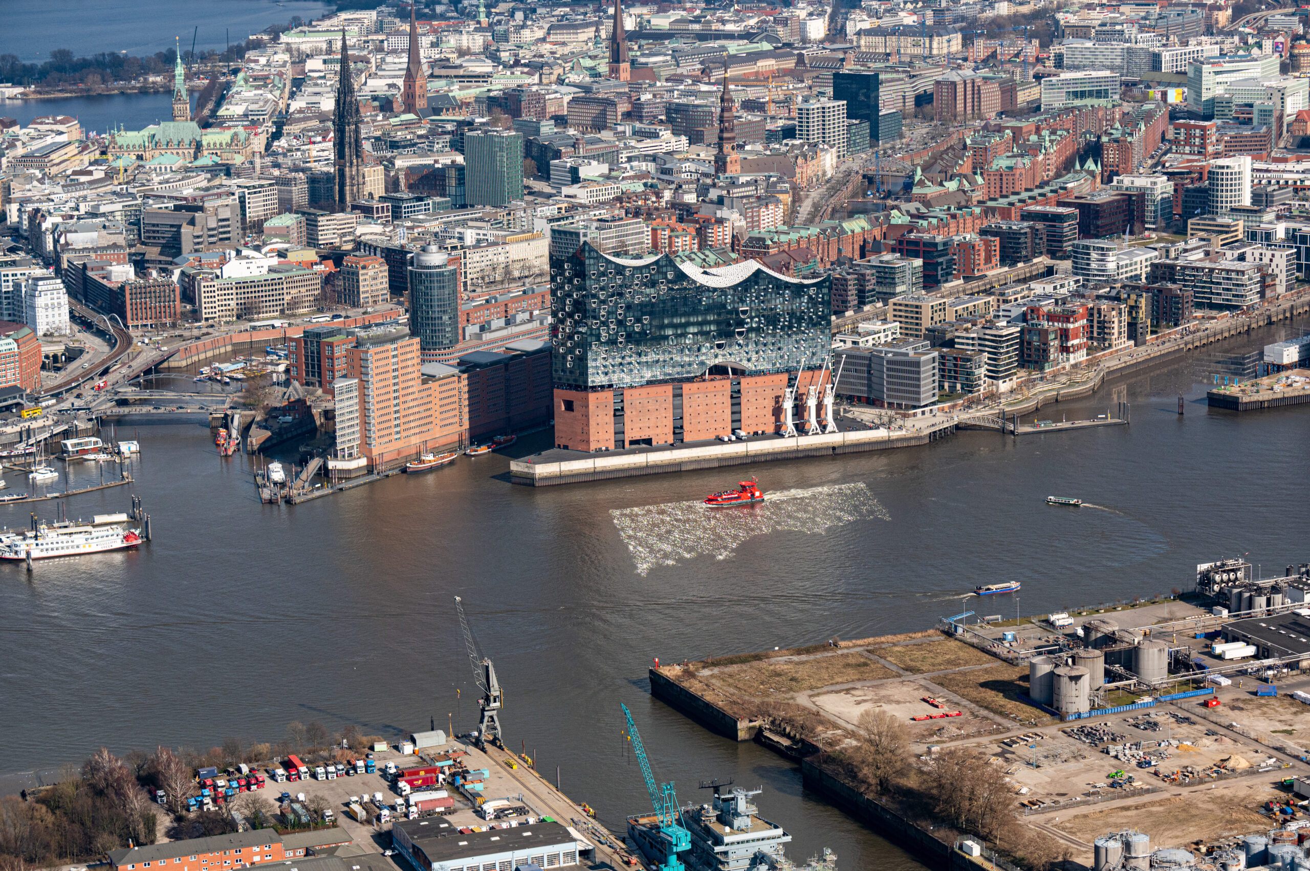 Das Luftbild zeigt die Elbphilharmonie im Hamburger Hafen.