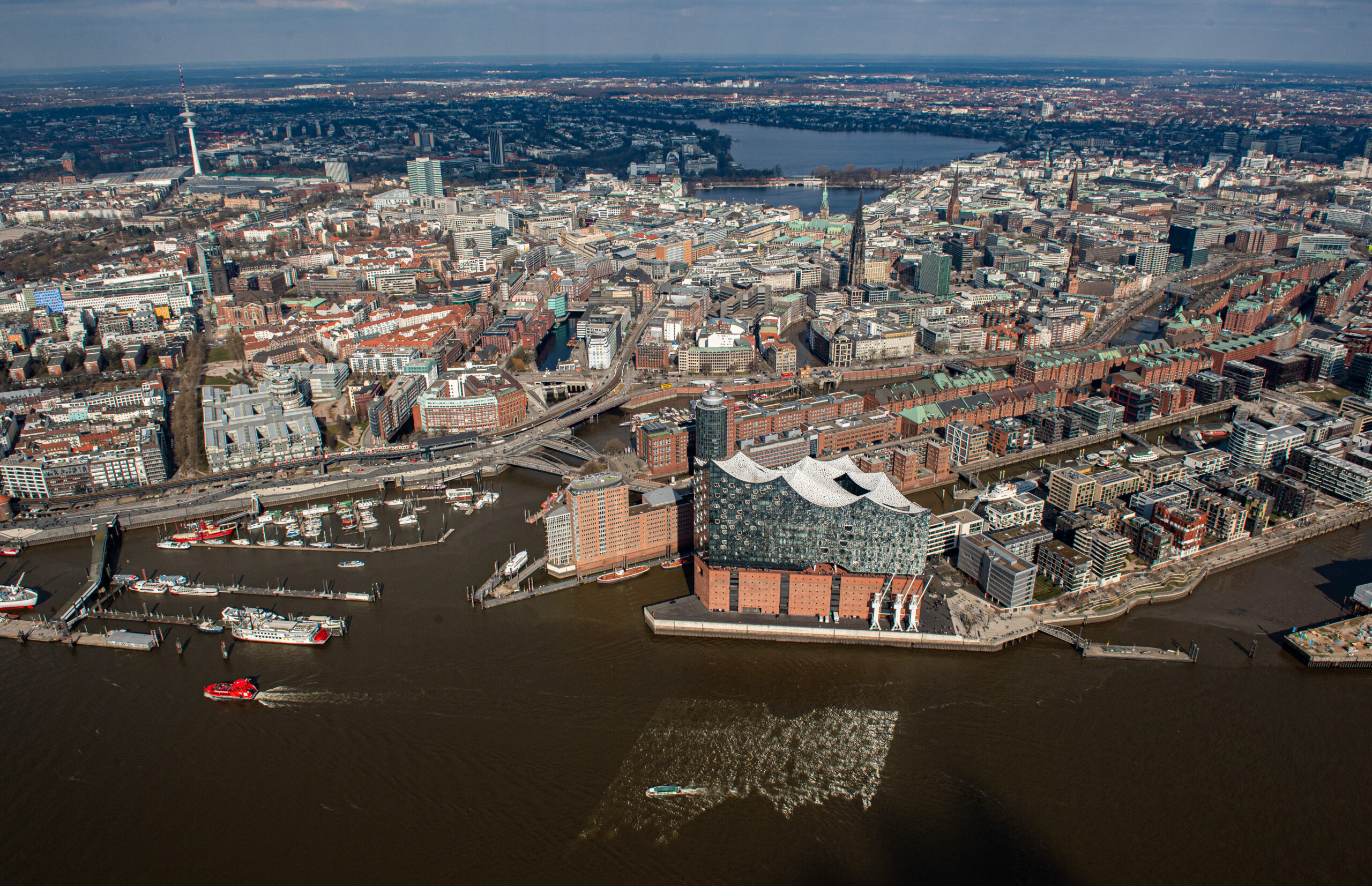 Im Hamburger Hafen könnte künftig ein schwimmendes LNG-Terminal liegen.