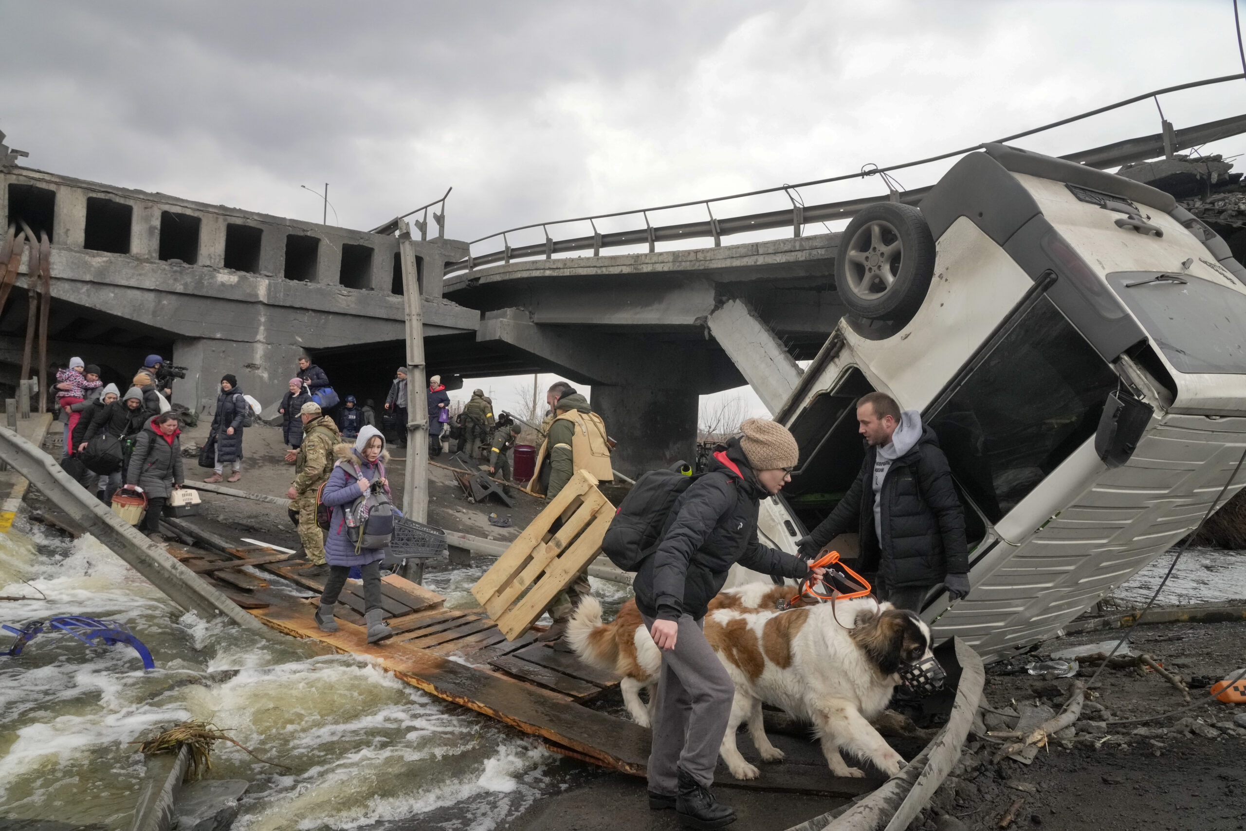 Menschen flüchten aus der Stadt Irpin in der Nähe von Kiew – zusammen mit Haustieren.
