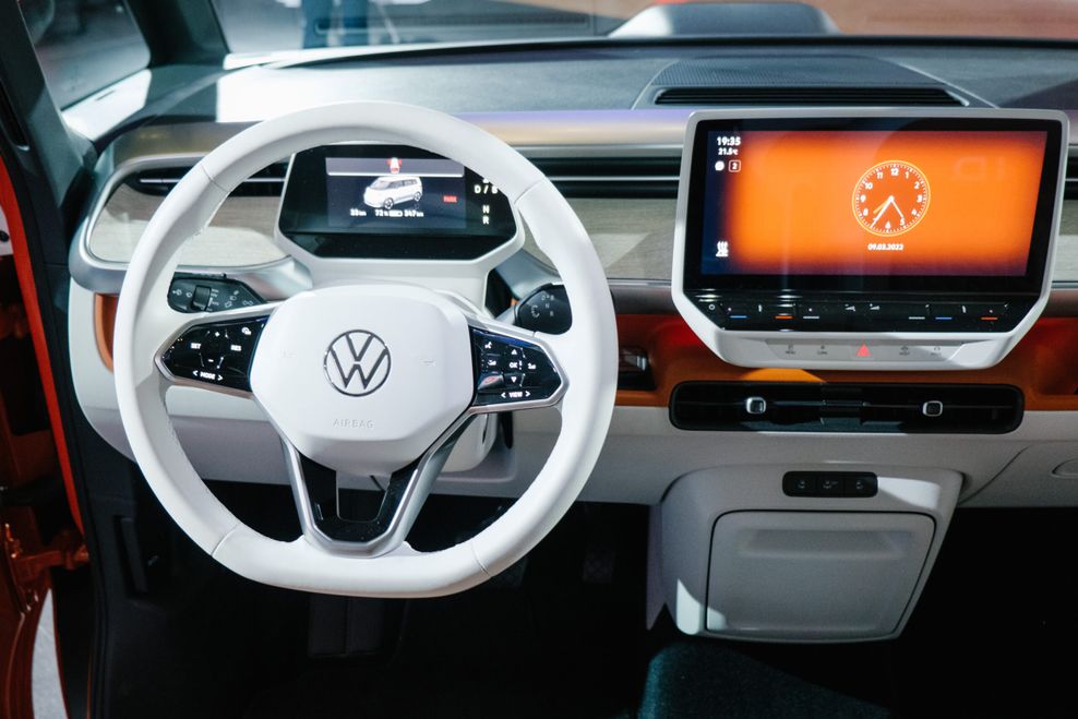 Das Cockpit eines elektrischen Volkswagen ID.Buzz ist während einer Präsentation zu sehen. 
