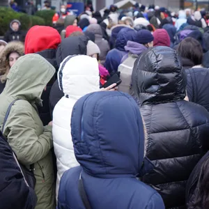 Ukrainische Flüchtlinge stehen mit ihren Angehörigen vor der Zentralen Ausländerbehörde mit der neuen Registrierungsstelle im Amt für Migration an der Hammer Straße.