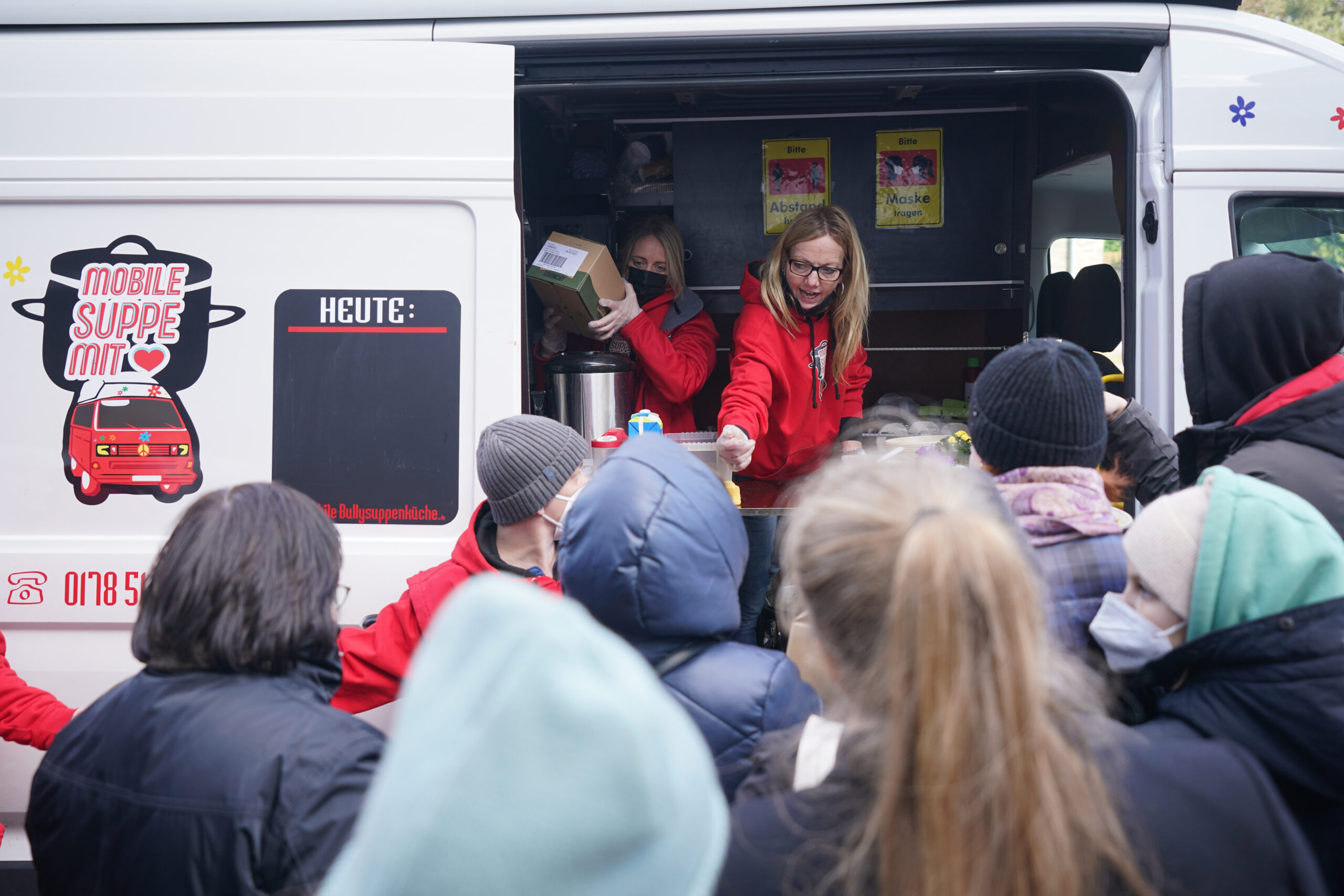 Helfer verteilen Essen und Getränke an die ukrainischen Flüchtlinge in Hamburg.