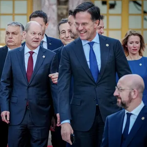 Anfangs war die Stimmung beim EU-Gipfel noch gut – am Ende des ersten Tages bekam der Zusammenhalt leichte Risse.