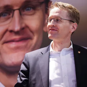 Schleswig-Holsteins Ministerpräsident Daniel Günther (CDU) ist im Höhenflug: 74 Prozent der Wahlberechtigten sind mit seiner Arbeit zufrieden.