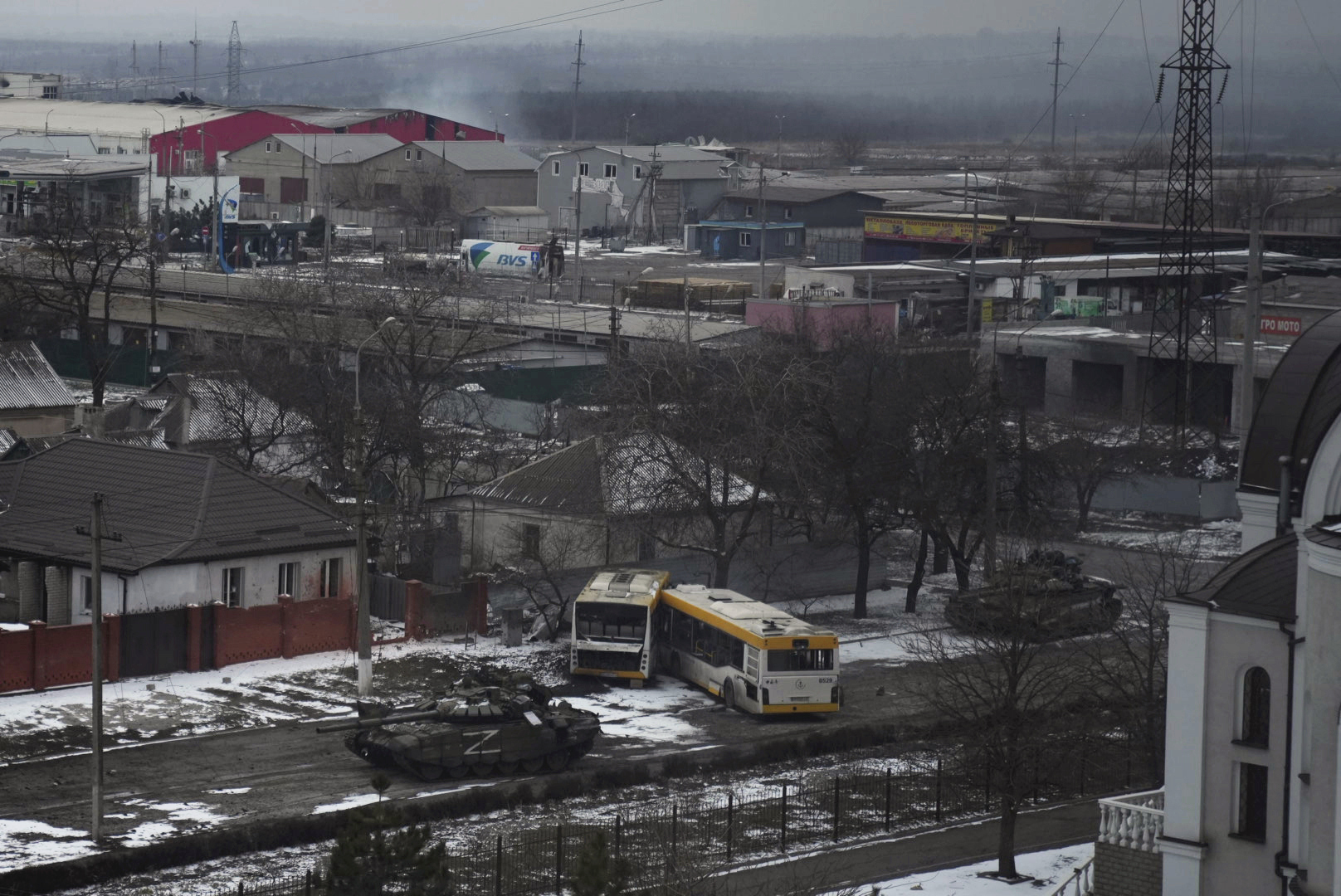 Panzer der russischen Armee bewegen sich am Stadtrand von Mariupol.