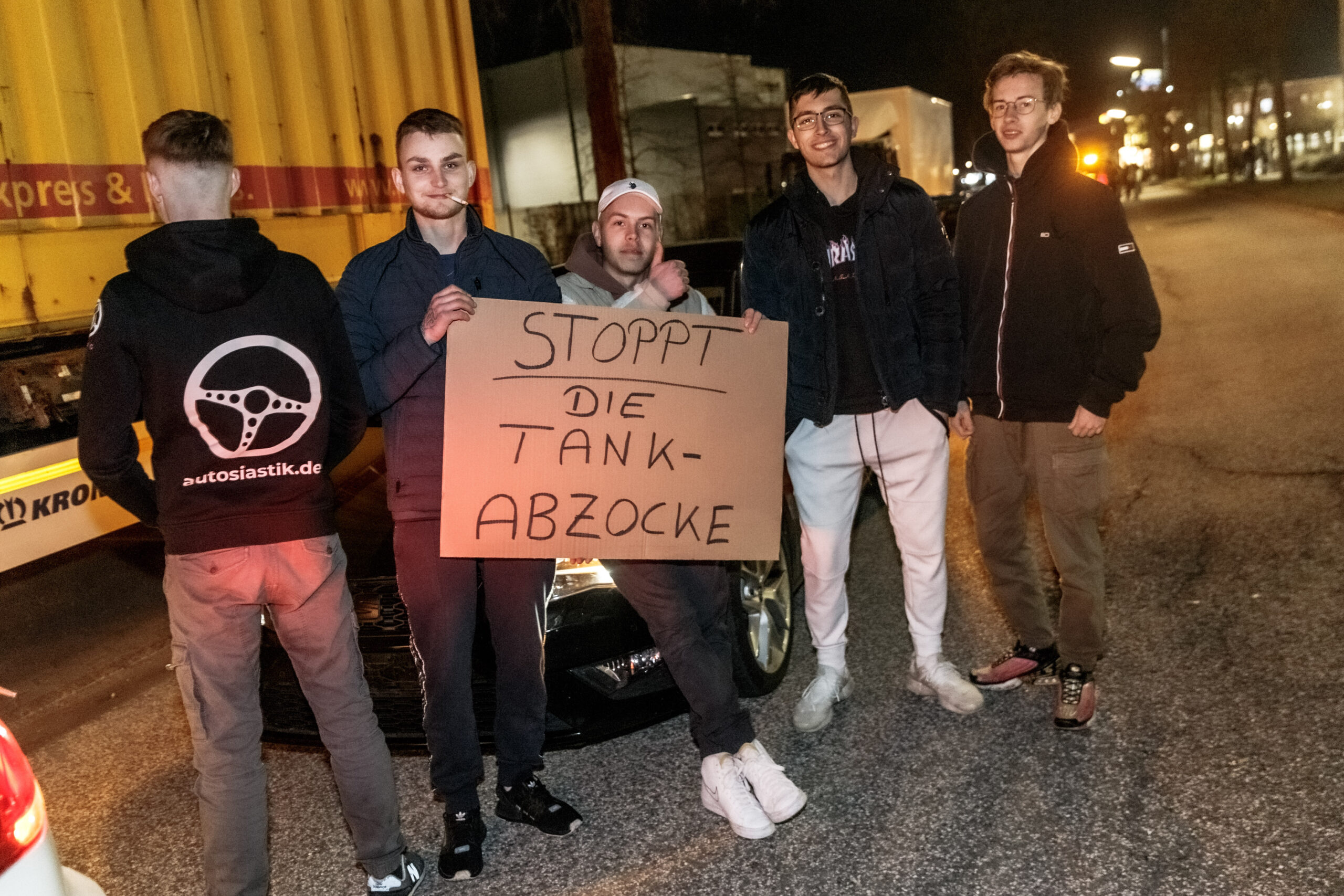 Junge Männer bei der Demo gegen steigende Spritpreise Samstagnacht.