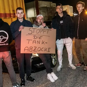 Junge Männer bei der Demo gegen steigende Spritpreise Samstagnacht.