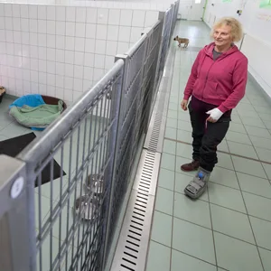 Leiterin Doris Firlus im neuen Tierzentrum Neu Wilmstorf. Aus dem ehemaligen Horror-Labor vor Hamburg wird nun ein Tierheim.