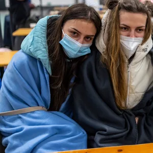 Drei Ukrainerinnen in der Anlaufstelle für Geflüchtete am Berliner Hauptbahnhof. Menschenhändler haben versucht, am Bahnhof Schutzsuchende abzufangen. (Symbolbild).