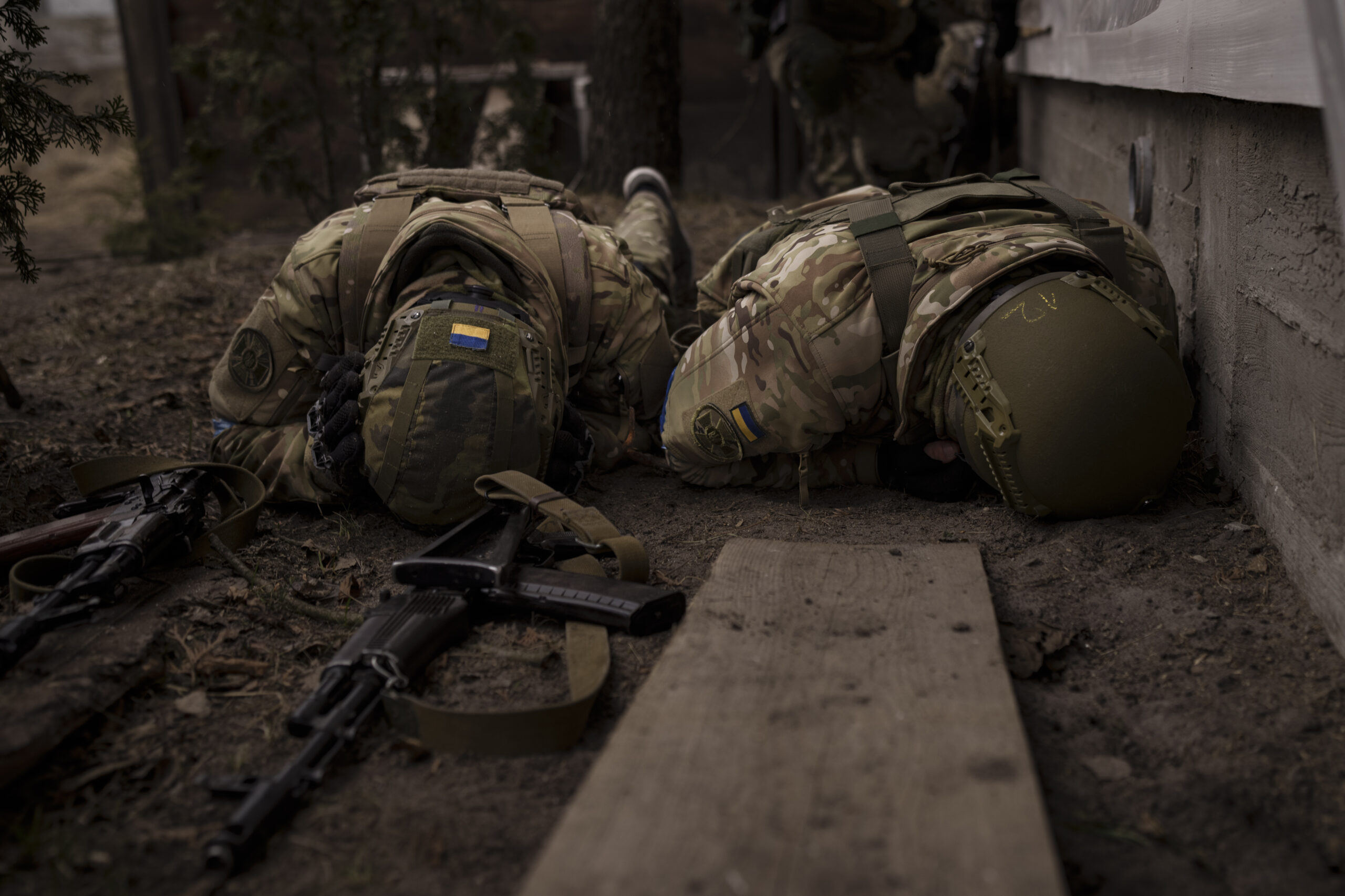 Ukrainische Soldaten gehen in Irpin nordwestlich von Kiew vor russischem Artilleriebeschuss in Deckung.