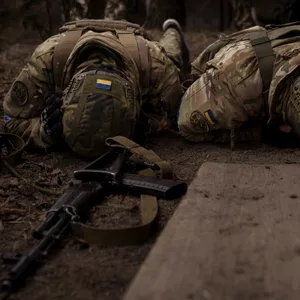 Ukrainische Soldaten gehen in Irpin nordwestlich von Kiew vor russischem Artilleriebeschuss in Deckung.