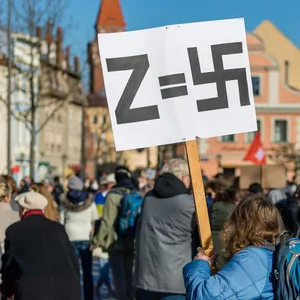 Der Buchstabe «Z» wird auf einem Plakat mit einem Hakenkreuz gleichgesetzt.