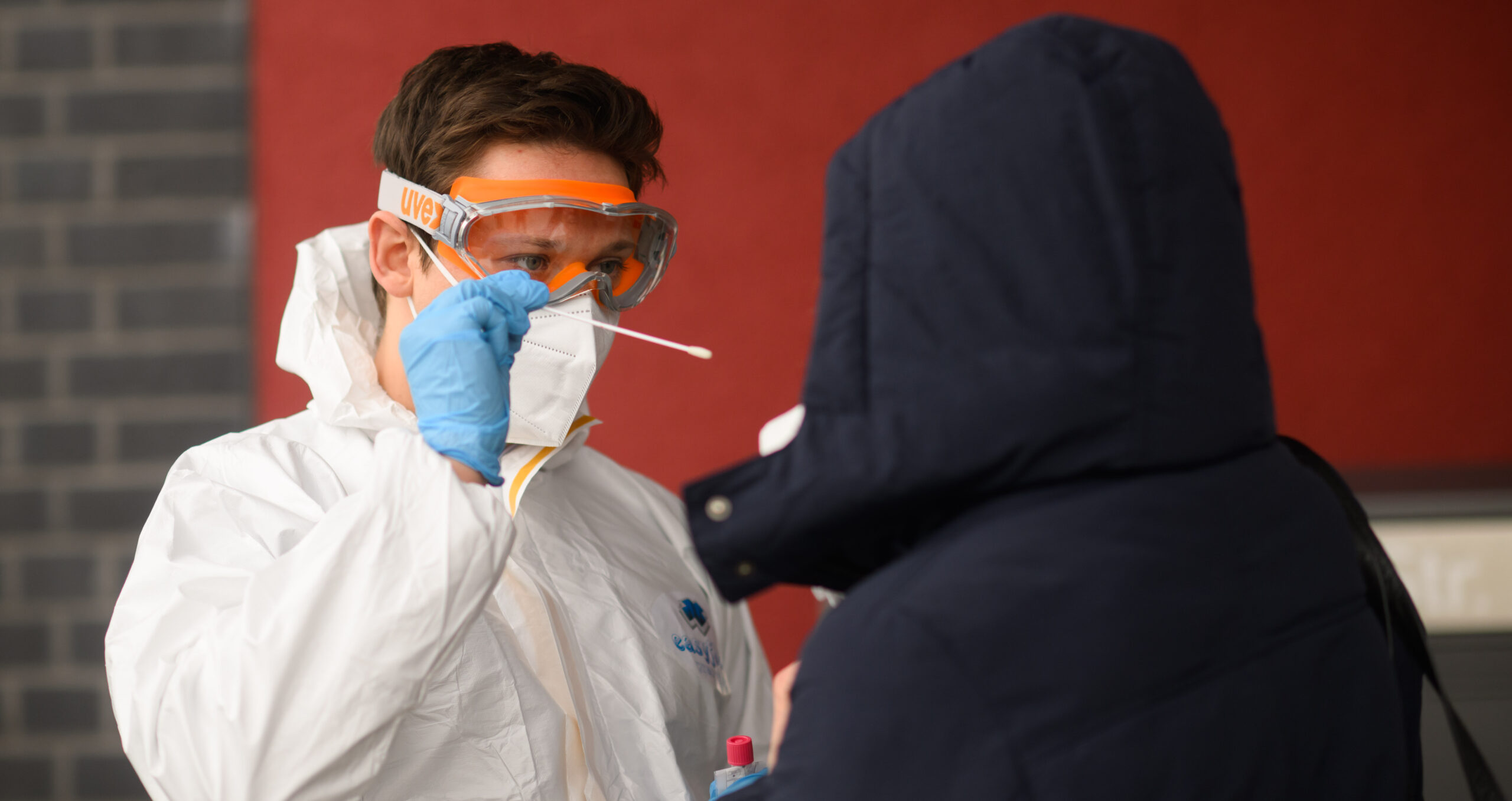 Ein Mitarbeiter nimmt einen Abstrich von einer Patientin für einen PCR-Test auf das Coronavirus. (Symbolbild)