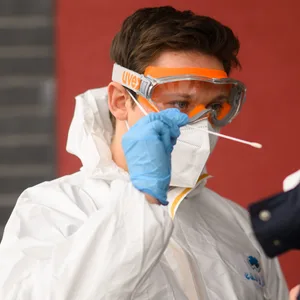 Ein Mitarbeiter nimmt einen Abstrich von einer Patientin für einen PCR-Test auf das Coronavirus. (Symbolbild)