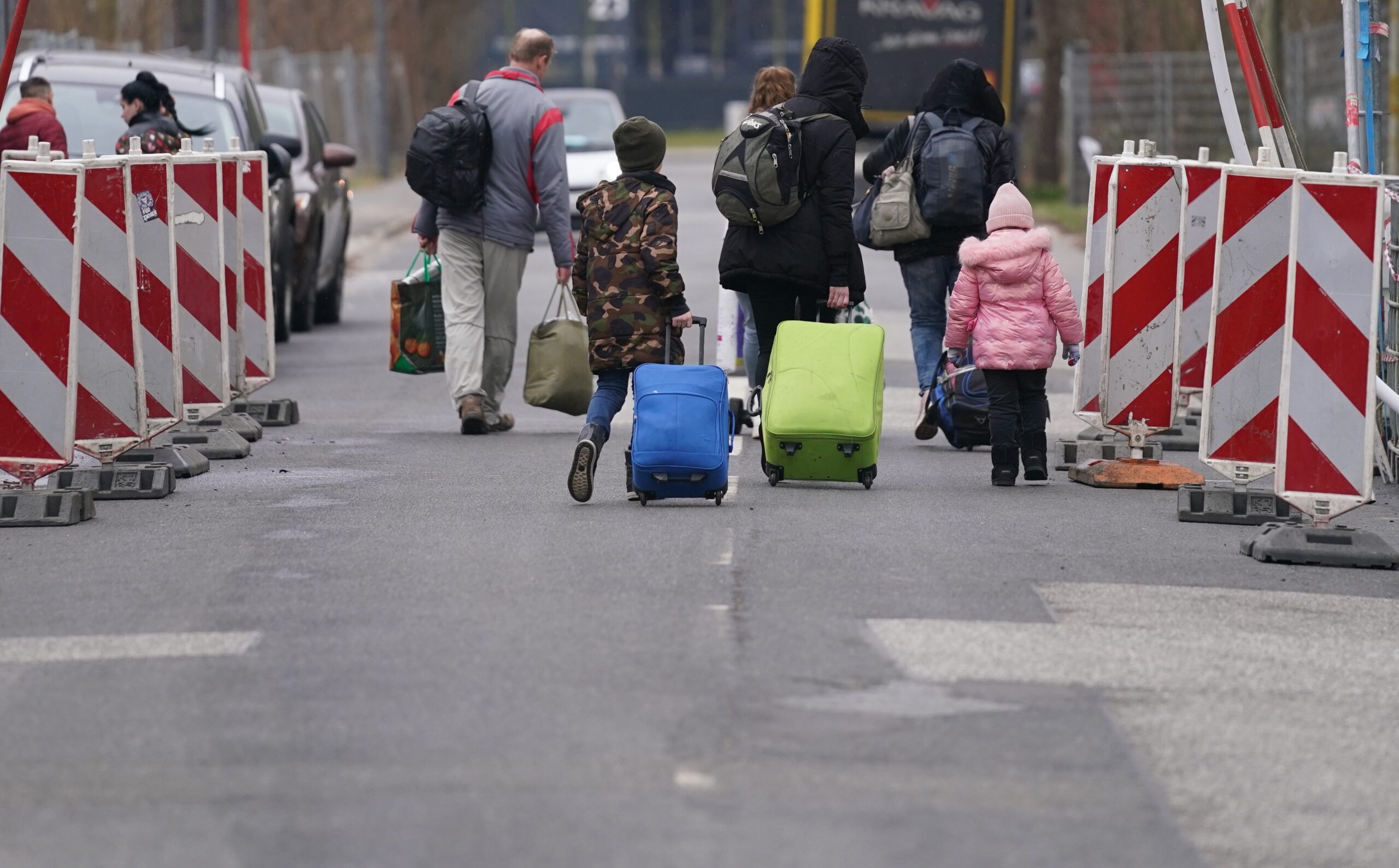 Ukrainische Geflüchtete mit Gepäck auf einer Straße in Harburg.