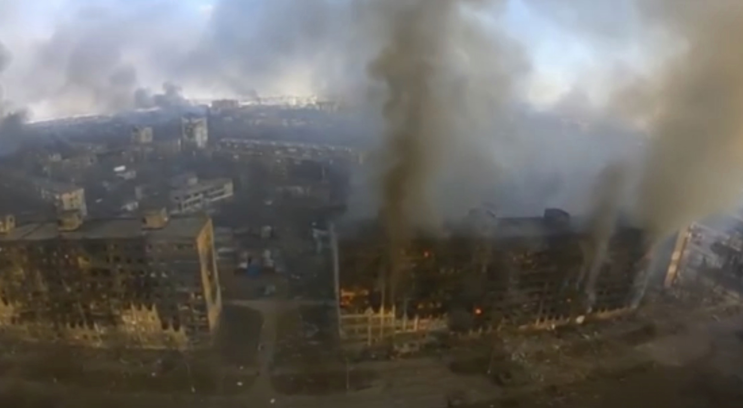 Eine Luftaufnahme von ausgebrannten Hochhäusern in Mariupol.