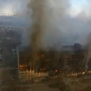 Eine Luftaufnahme von ausgebrannten Hochhäusern in Mariupol.