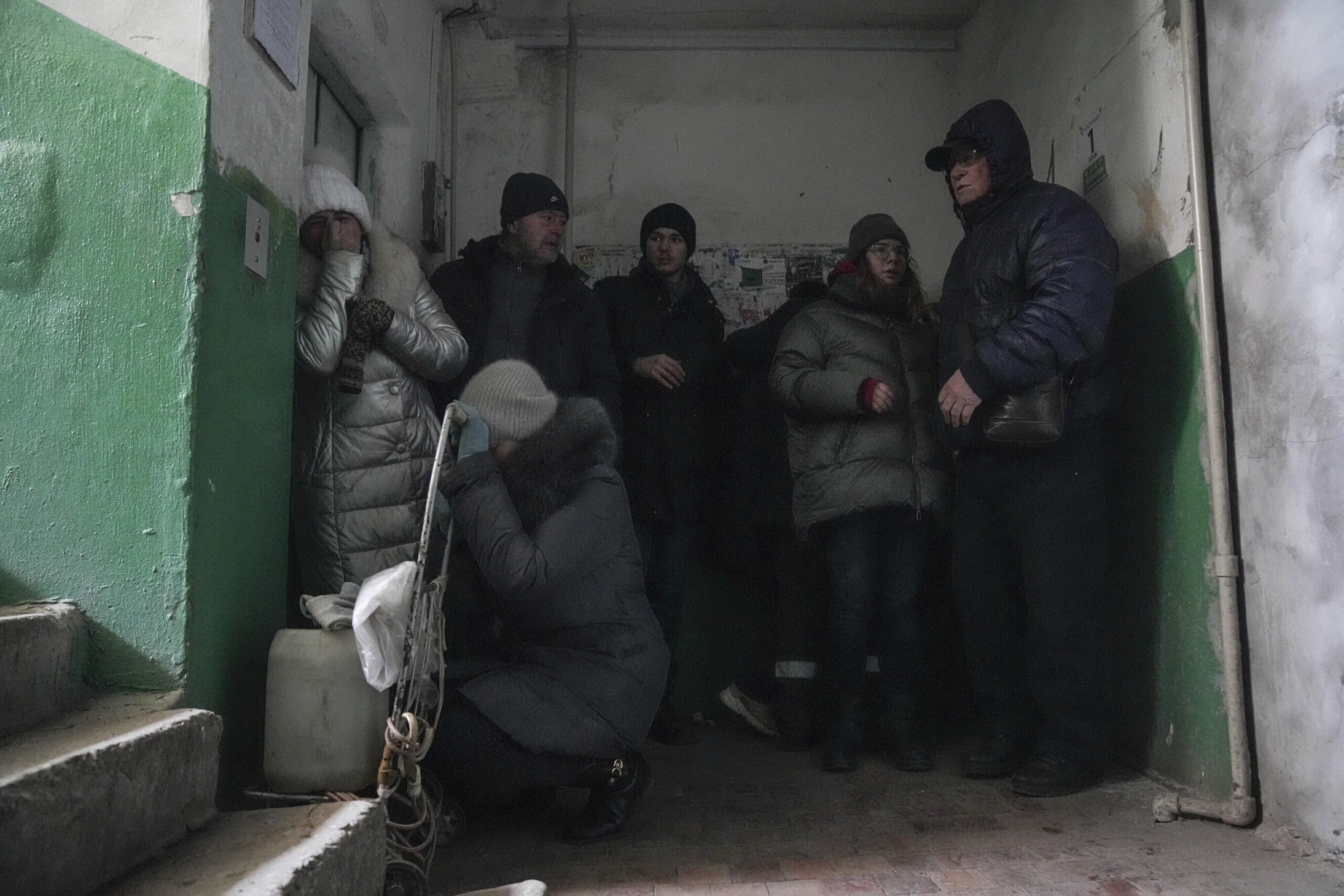 Menschen schützen sich vor Beschuss in einem Eingang zu einem Wohnhaus in Mariupol (13. März). Die Zustände in der umkämpften Stadt sind katastrophal.