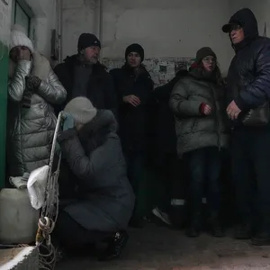 Menschen schützen sich vor Beschuss in einem Eingang zu einem Wohnhaus in Mariupol (13. März). Die Zustände in der umkämpften Stadt sind katastrophal.