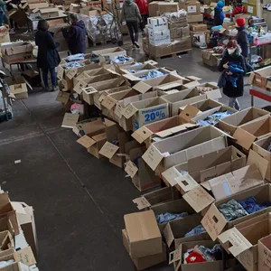 In der Kleiderkammer in Rissen stapeln sich die Kartons mit Spenden.