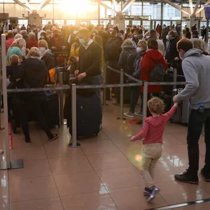 Nach dem Streik am Dienstag kam es am Hamburger Flughafen am Mittwochmorgen zu langen Schlangen.