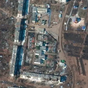 Dieses von Maxar Technologies zur Verfügung gestellte Satellitenbild zeigt zerstörte Wohnhäuser und eine Kirche nach der russischen Invasion in Sumy.