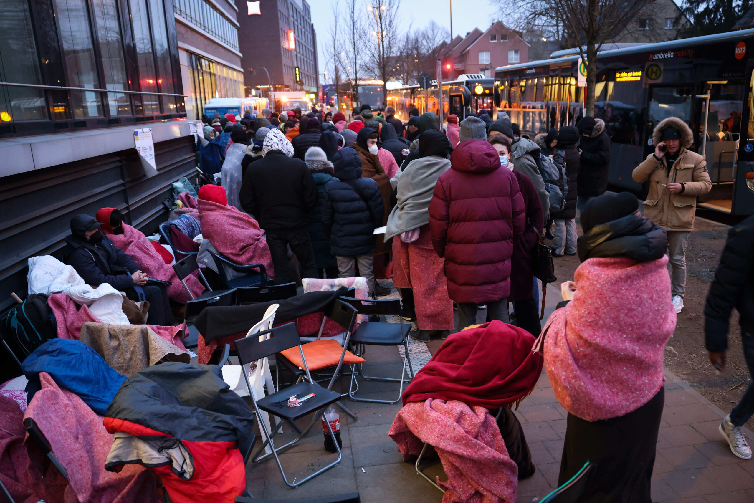 Menschen, die aus der Ukraine geflohen sind, warten am frühen Morgen vor dem Amt für Migration in Hamburg.