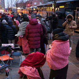 Menschen, die aus der Ukraine geflohen sind, warten am frühen Morgen vor dem Amt für Migration in Hamburg.
