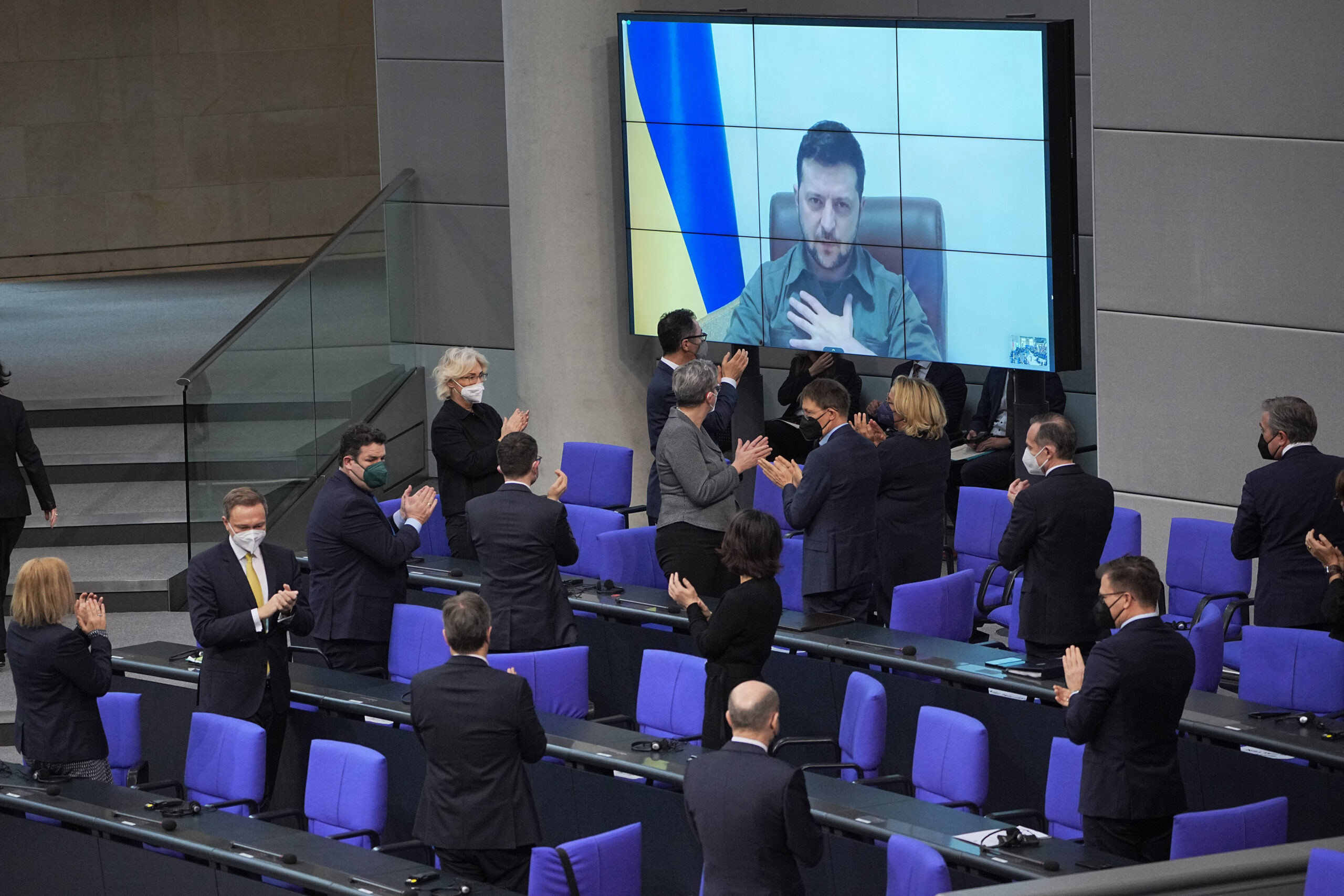 Der ukrainische Präsident Wolodymyr Selenskyj spricht im Bundestag und bekommt Applaus von der Bundesregierung.
